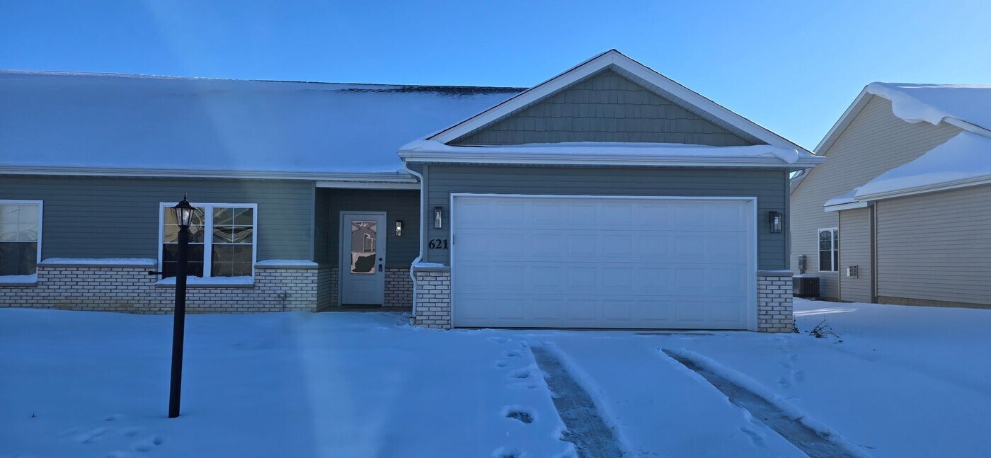 621 Stephanie Ct in Washington, IL - Building Photo