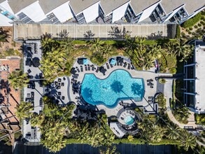 650 The Village, Unit 117 in Redondo Beach, CA - Foto de edificio - Building Photo