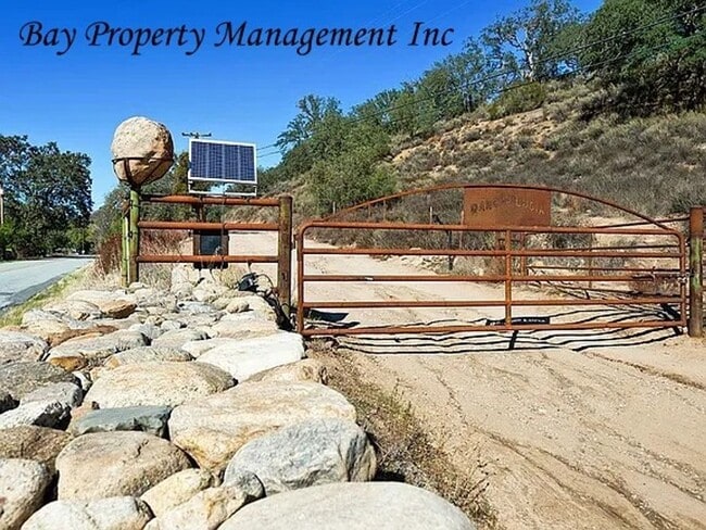 45251 E Carmel Valley Rd in Greenfield, CA - Foto de edificio - Building Photo
