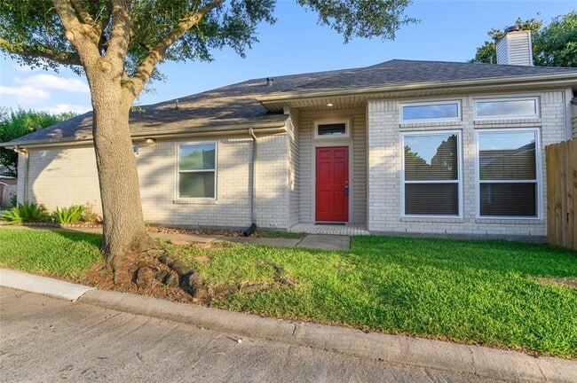 10335 Emerald Oaks Dr in Houston, TX - Building Photo - Building Photo