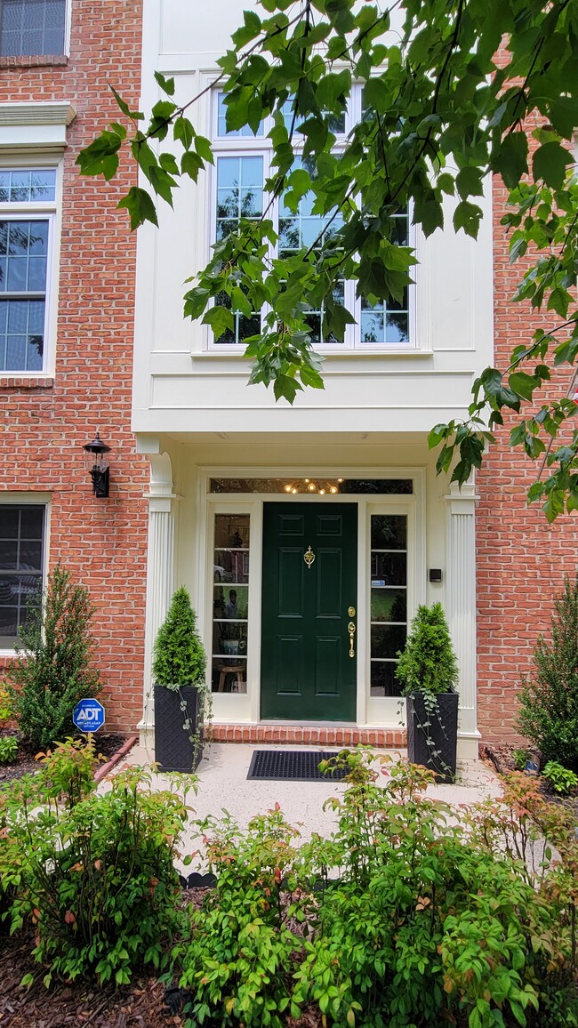 6411 Little Potters Ln in Alexandria, VA - Foto de edificio - Building Photo