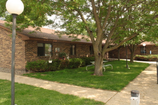 Country View Court in Morristown, MN - Building Photo