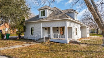 614 S Grand Ave in Gainesville, TX - Building Photo