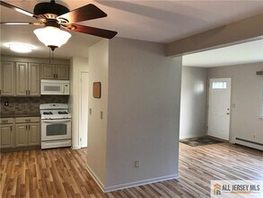 819 Cricket Ln in Woodbridge Township, NJ - Building Photo - Building Photo