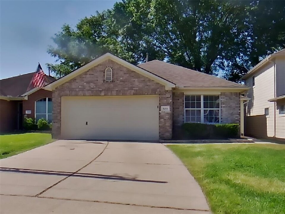 5019 Willow Point Dr in Conroe, TX - Building Photo