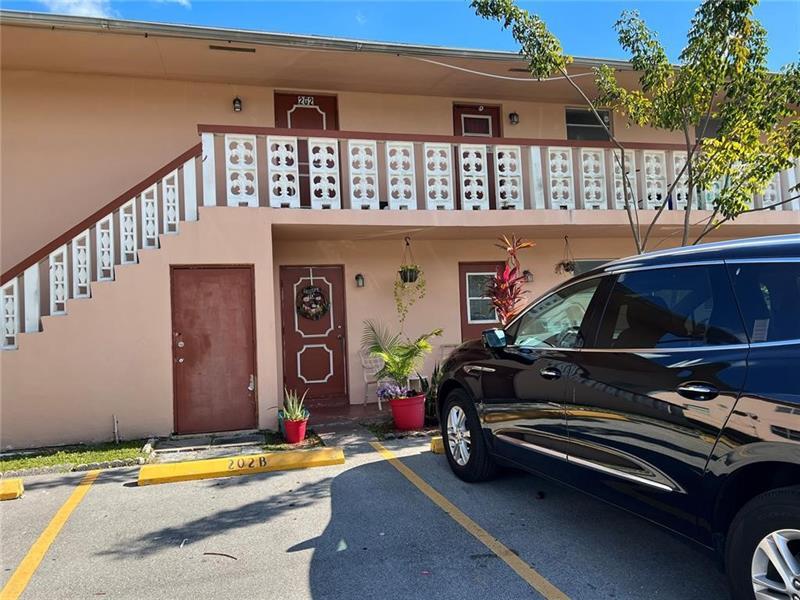 7491 SW 10th Ct in North Lauderdale, FL - Foto de edificio