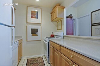 253 W 73rd St-Unit -: 2B in New York, NY - Building Photo - Building Photo