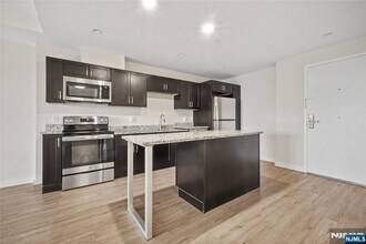 69 Main St in Fort Lee, NJ - Foto de edificio - Building Photo