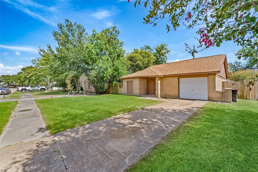 9811 Mill Shadow Dr in Houston, TX - Building Photo