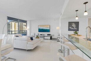 2602 E Hallandale Beach Blvd in Hallandale Beach, FL - Building Photo