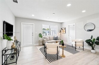 925 NW 84th St in Miami, FL - Building Photo - Building Photo