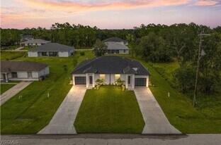 1025 Meadow Rd in Lehigh Acres, FL - Building Photo