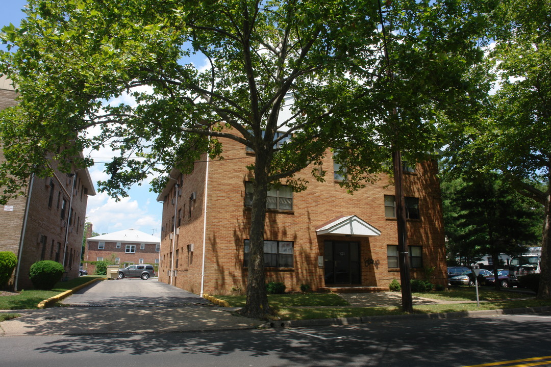 121 E Elizabeth Ave in Linden, NJ - Building Photo