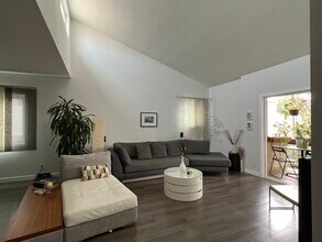 6151 Canterbury Dr, Unit 302 in Culver City, CA - Building Photo - Building Photo