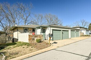 835 Knickerbacker Dr in Ballwin, MO - Building Photo