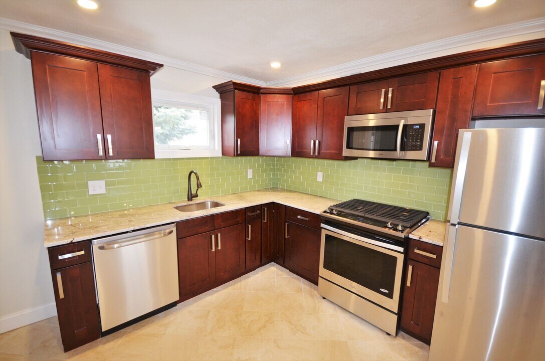 130 Brooks St in Boston, MA - Building Photo