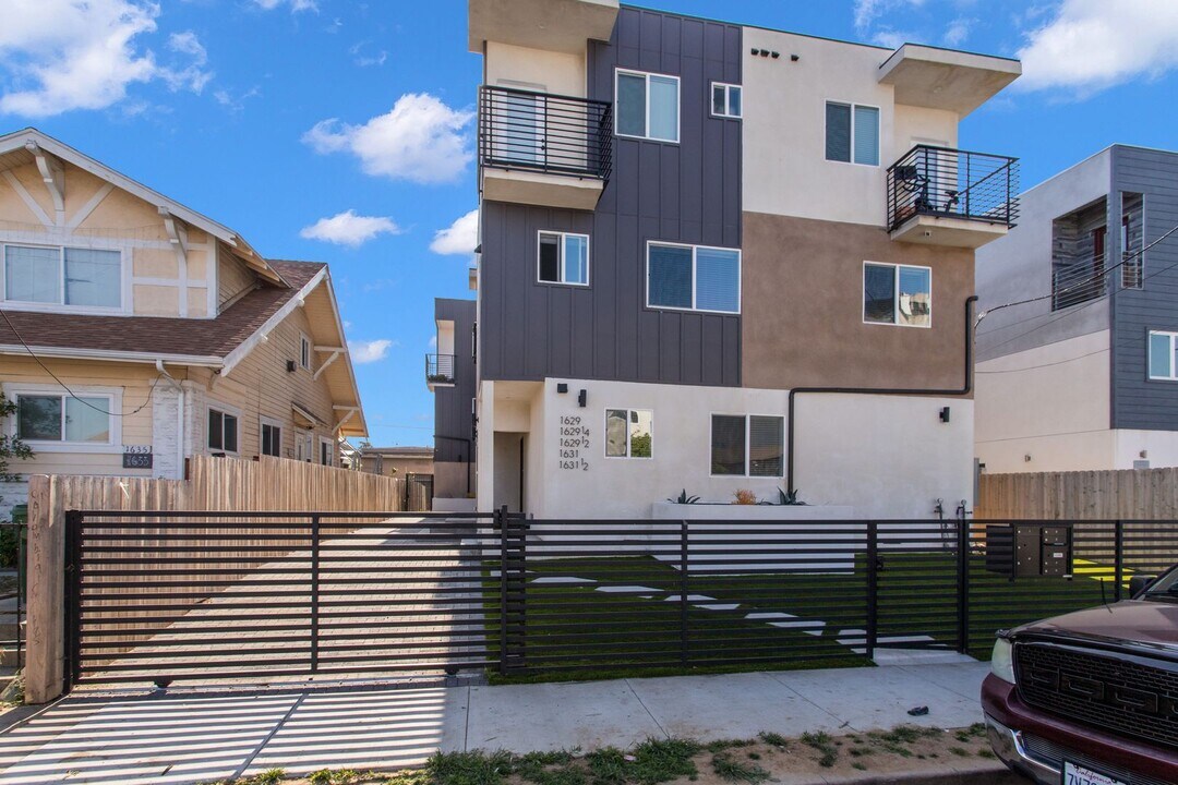 1631 S New Hampshire Ave in Los Angeles, CA - Building Photo