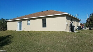 932 Dobbins St E in Lehigh Acres, FL - Building Photo - Building Photo