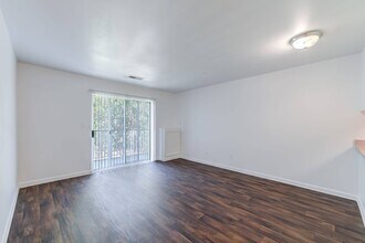 Carolina Springs Apartments in Carrboro, NC - Foto de edificio - Building Photo