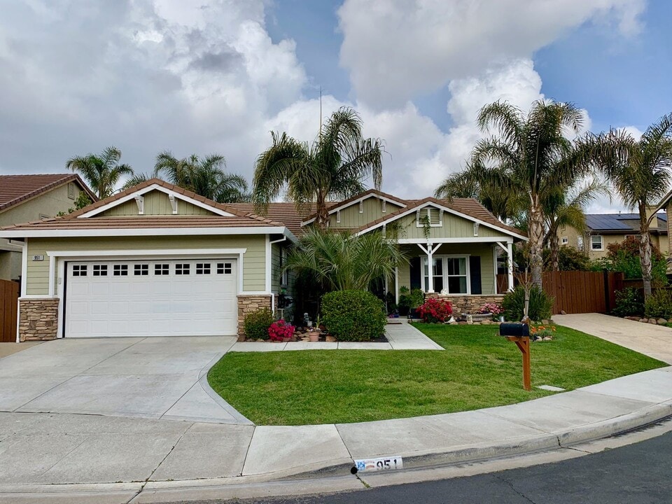 951 Mericrest St in Brentwood, CA - Building Photo