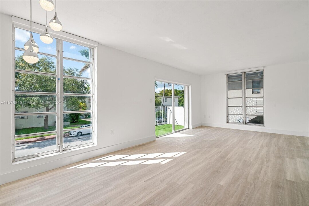 8305 Crespi Blvd in Miami Beach, FL - Building Photo