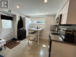 1555-1555 Bloor St W in Toronto, ON - Building Photo - Building Photo