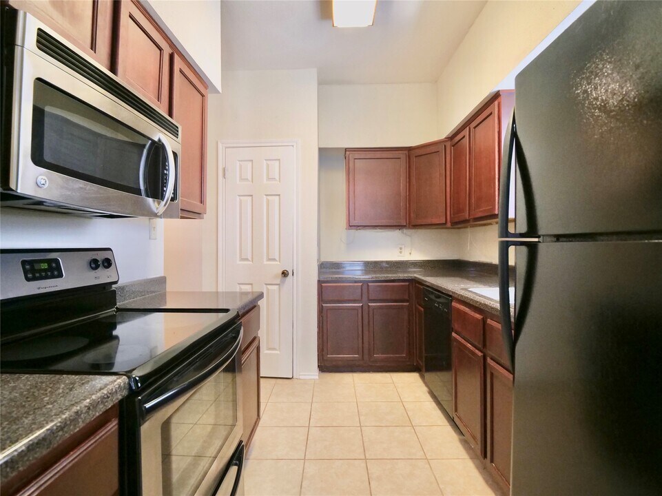 1103 Dulles Ave in Stafford, TX - Building Photo