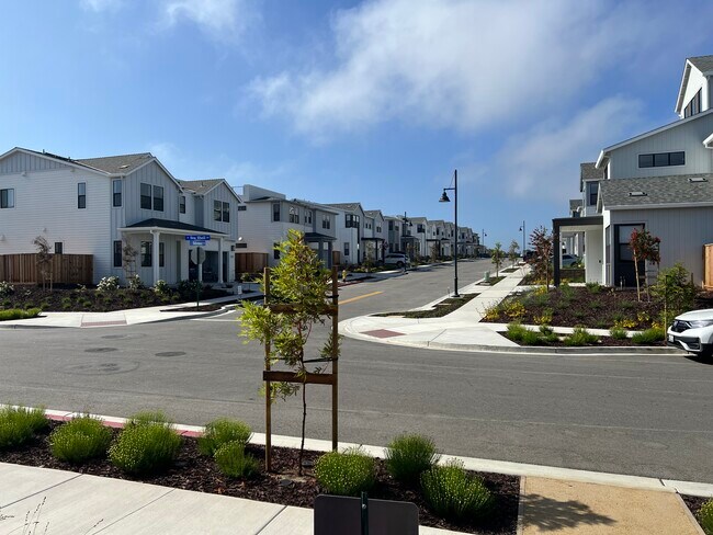 109 Sea Shell Ave in Marina, CA - Building Photo - Building Photo
