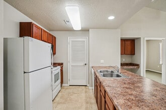 Silvercrest in Taylorsville, UT - Foto de edificio - Building Photo