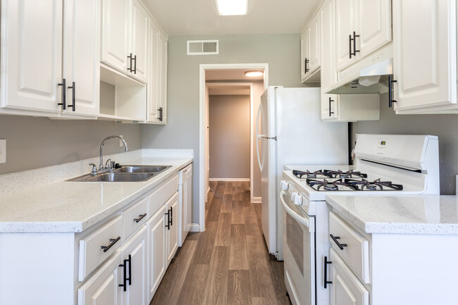 Glenbrook Terrace Apartments in Escondido, CA - Foto de edificio - Interior Photo