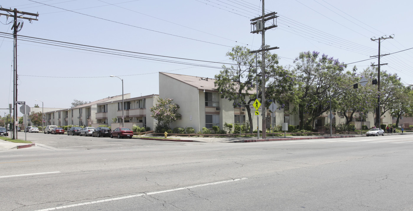 Woodbridge Village Apartments in North Hollywood, CA - Building Photo