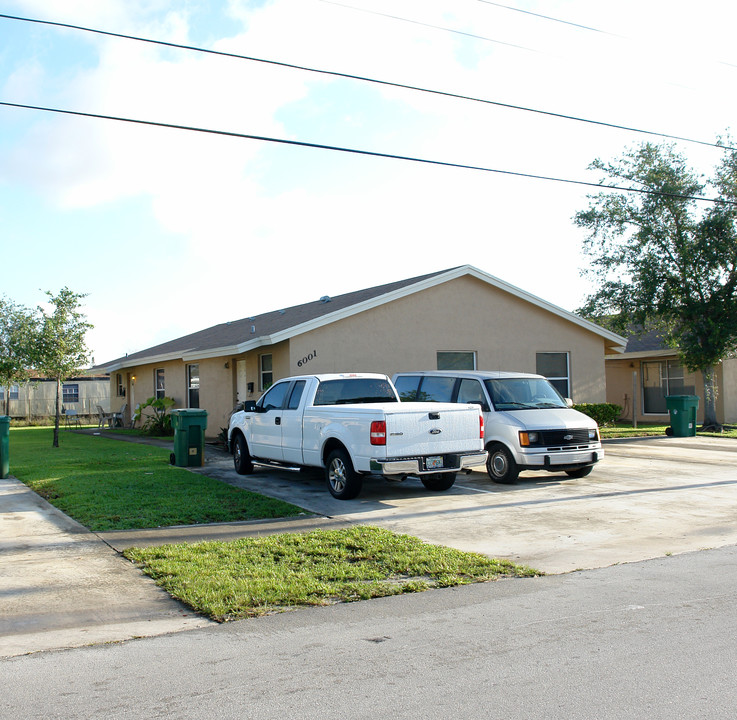 6001-6011 SW 36th St in Fort Lauderdale, FL - Building Photo