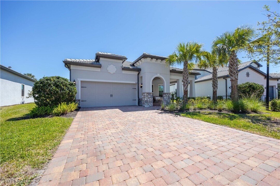 9268 Cormorant Dr in Naples, FL - Building Photo