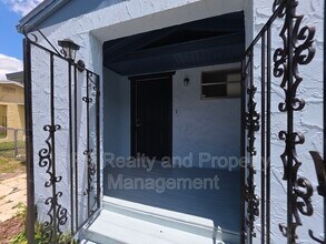 843 Grove Ave in Holly Hill, FL - Building Photo - Building Photo