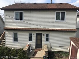 381 E Shore Dr in Whitmore Lake, MI - Building Photo