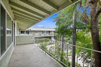 939 E Appleton St in Long Beach, CA - Foto de edificio - Building Photo