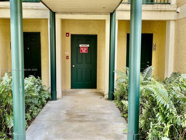 949 Riverside Dr in Coral Springs, FL - Building Photo - Building Photo