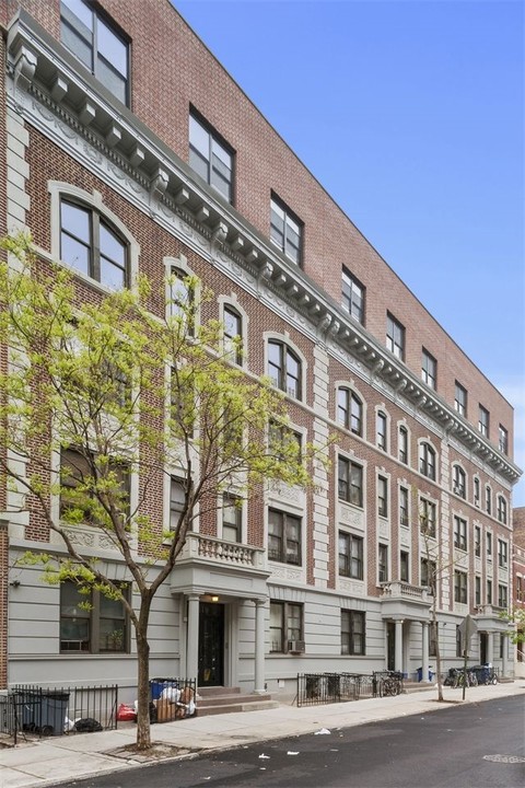 319 Lincoln Pl in Brooklyn, NY - Building Photo