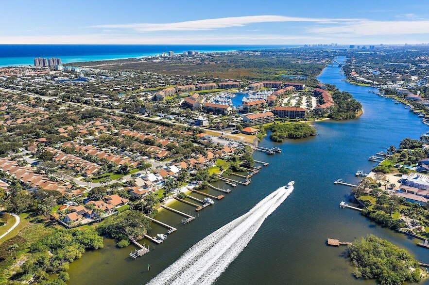 2601 Marina Isle Way in Jupiter, FL - Foto de edificio