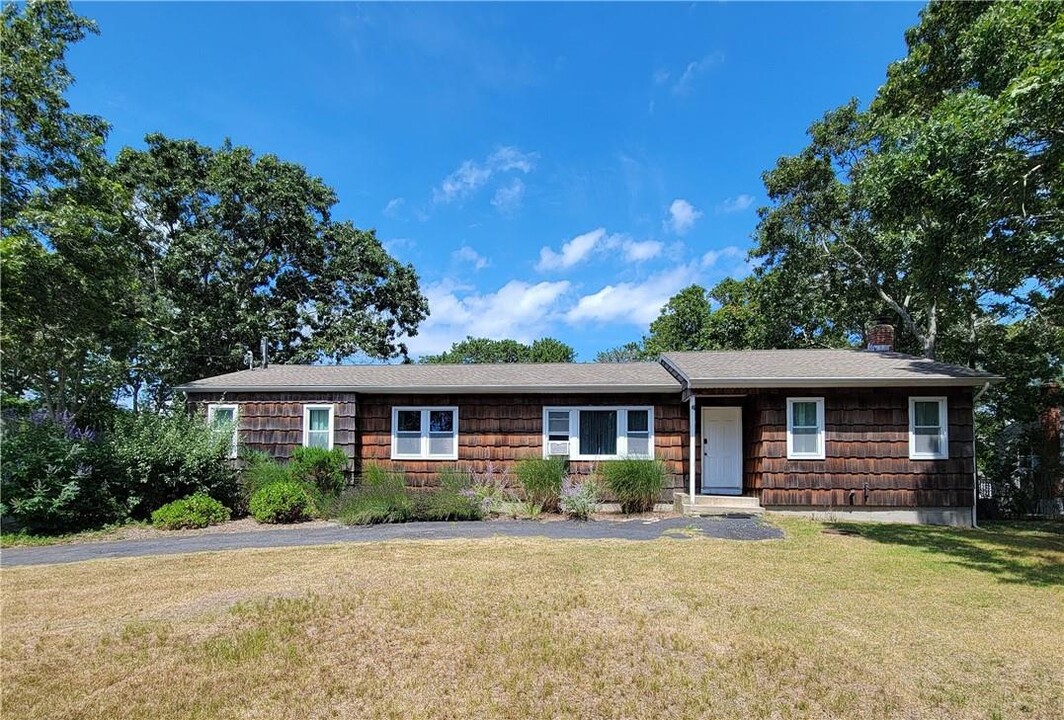 21 Wauhope Rd in Hampton Bays, NY - Building Photo