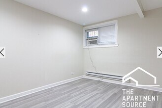 726 W Roscoe St, Unit 1 in Chicago, IL - Foto de edificio - Building Photo