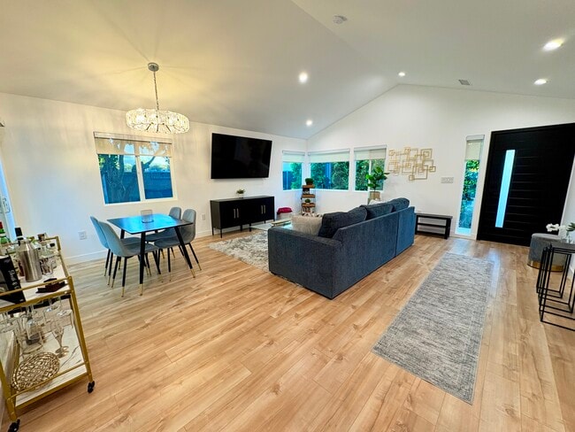 502 N Avon St in Burbank, CA - Building Photo - Building Photo