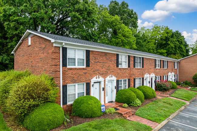 Salisbury Manor Condominiums in Kernersville, NC - Building Photo - Building Photo