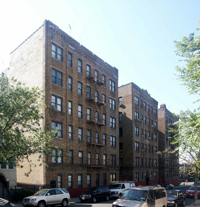 2010 Powell Ave in Bronx, NY - Foto de edificio