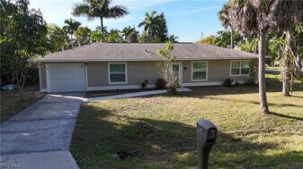 4474 E Riverside Dr in Ft. Myers, FL - Building Photo