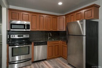 25 Westgate Dr in Bohemia, NY - Building Photo - Building Photo