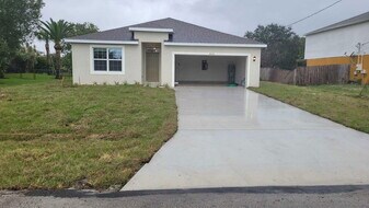1524 SW Bermel Ave in Port St. Lucie, FL - Building Photo