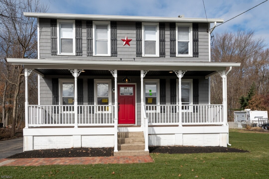 186 Horseneck Rd in Fairfield, NJ - Building Photo
