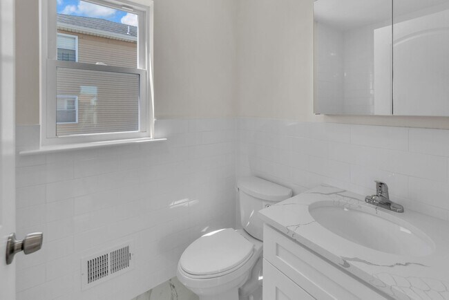 86 Belmont Ave, Unit 2 in Belleville, NJ - Building Photo - Building Photo
