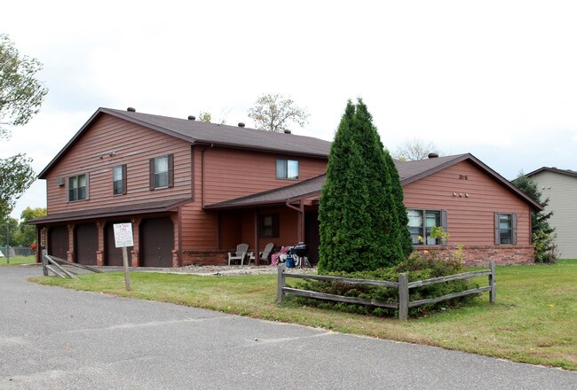 306-384 W Johnson St in River Falls, WI - Foto de edificio - Building Photo